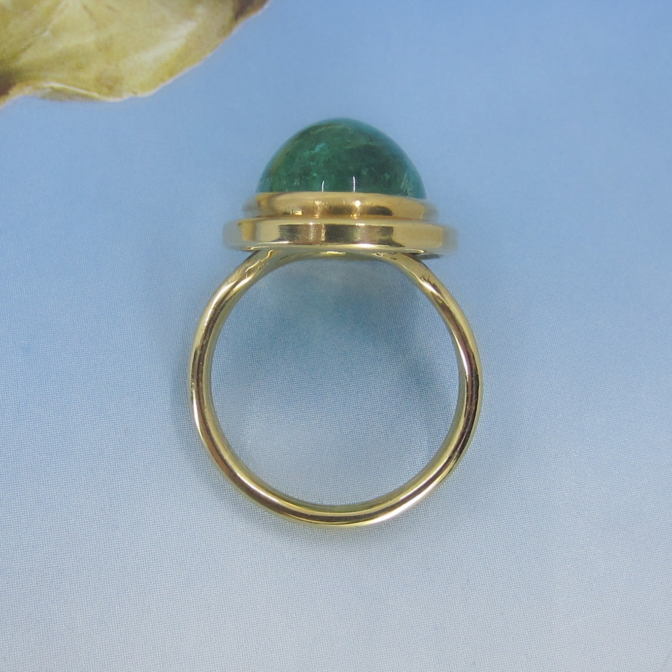 Fabulous Bezel Set 17ct Emerald Cabochon Ring 18k