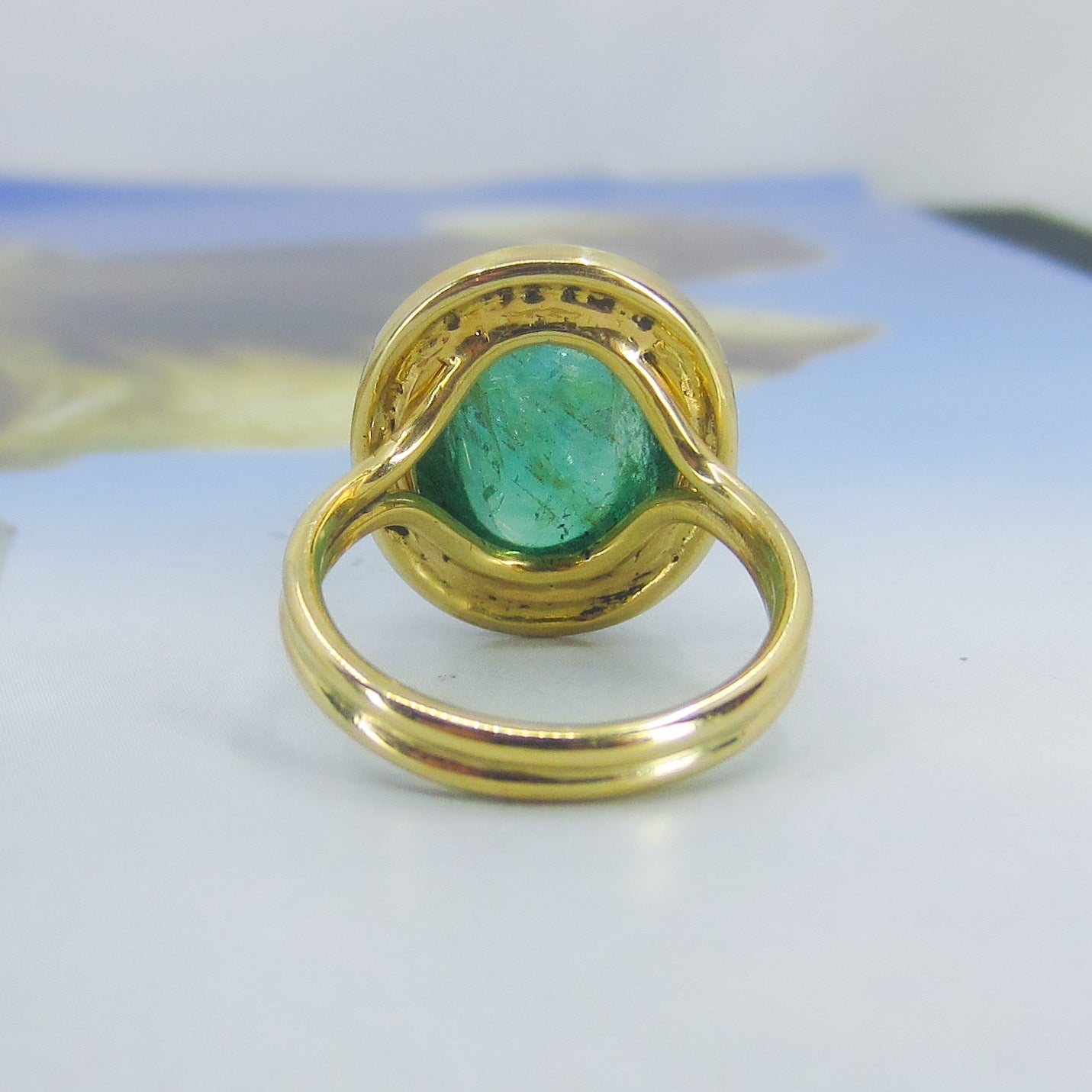 Fabulous Bezel Set 17ct Emerald Cabochon Ring 18k