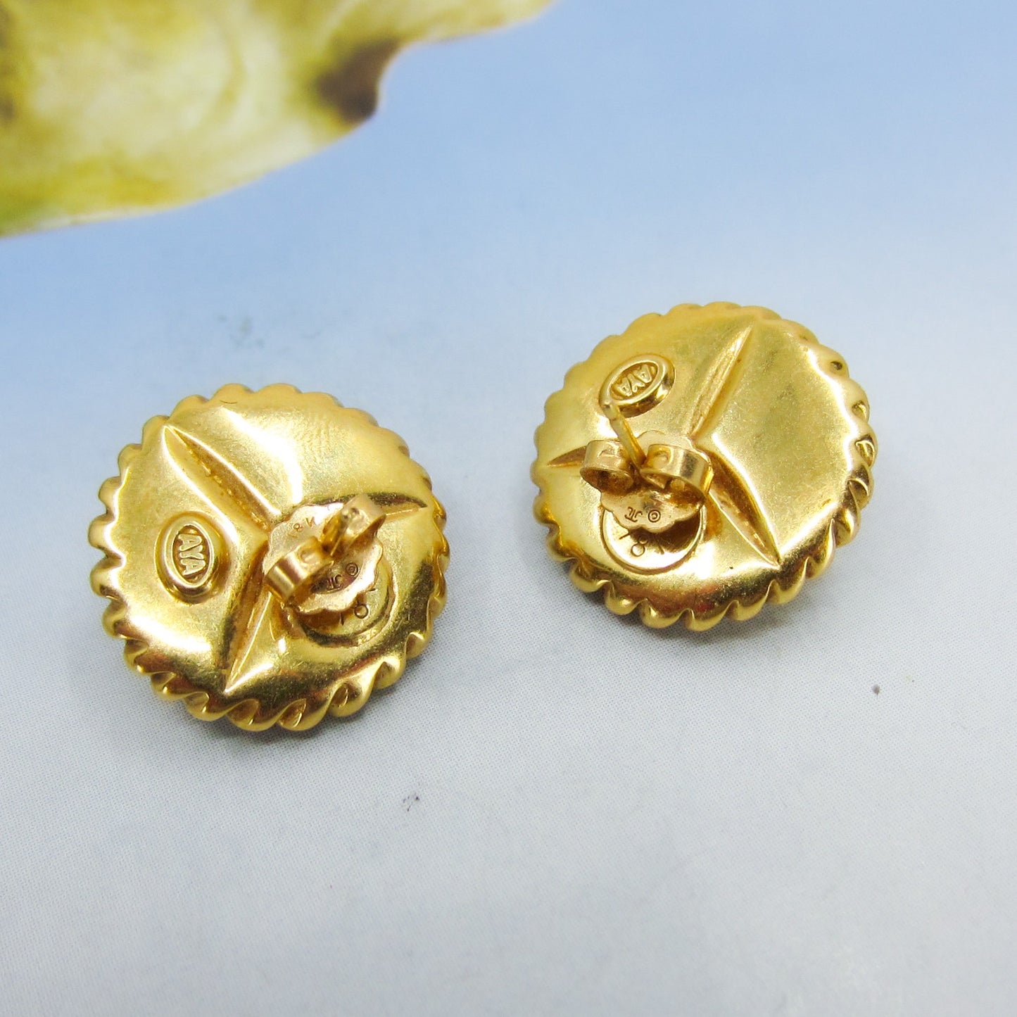 Vintage Patterned Button Earrings 18k c. 1980