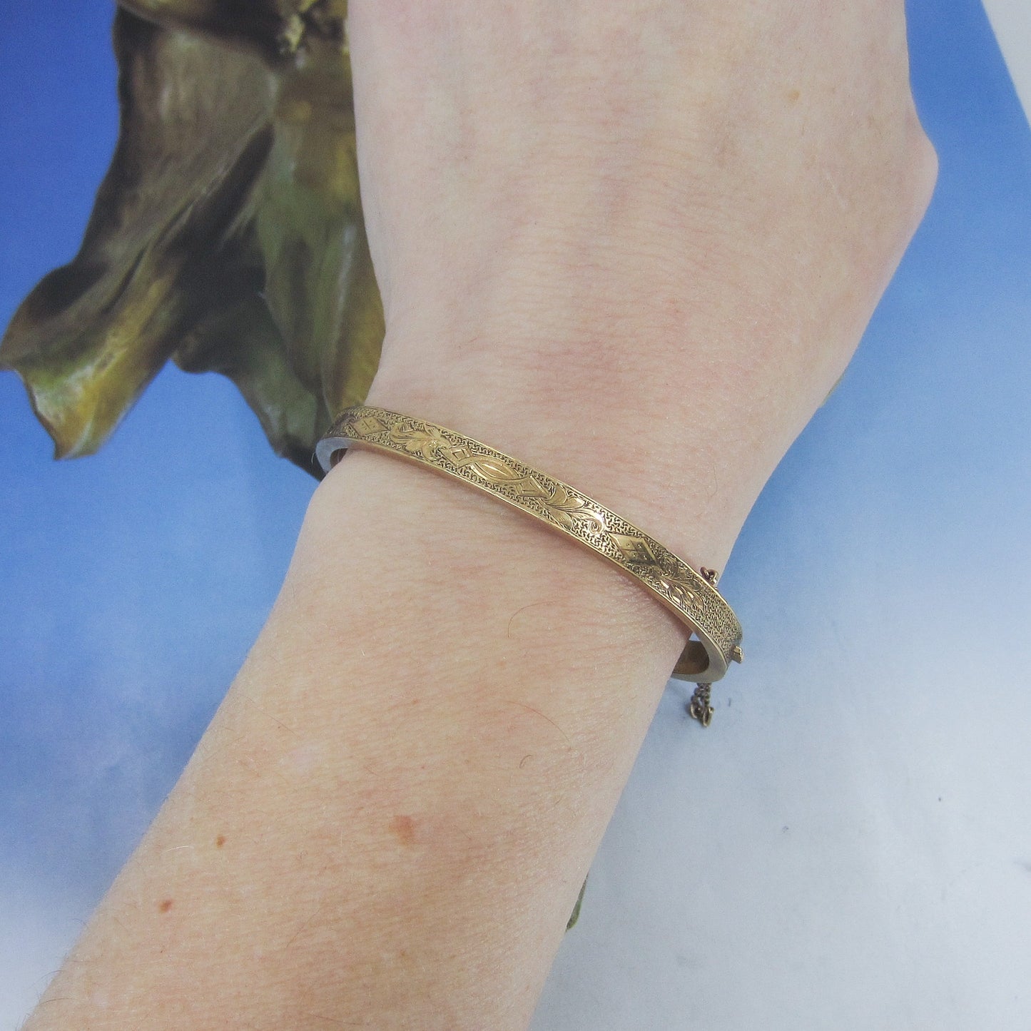 Victorian Engraved Small Hinged Bangle 14k c. 1900