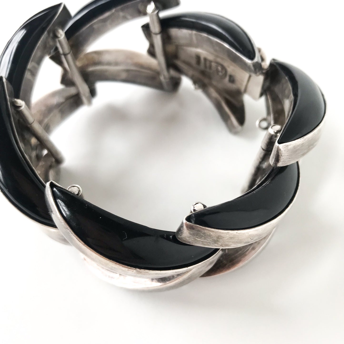 SOLD--Los Ballesteros Modernist Heavy Onyx Chevron Bracelet Sterling, Taxco c. 1960