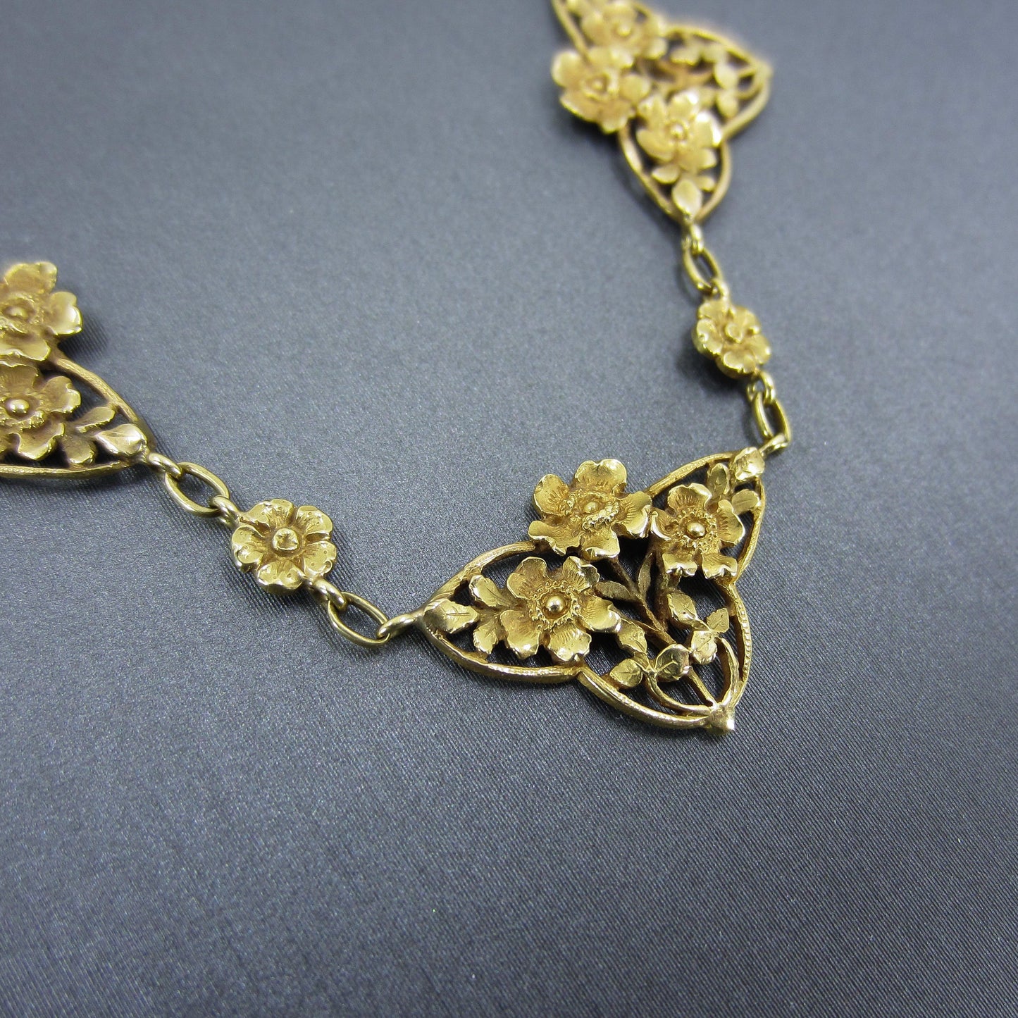Art Nouveau Floral Necklace 18k, French c. 1890