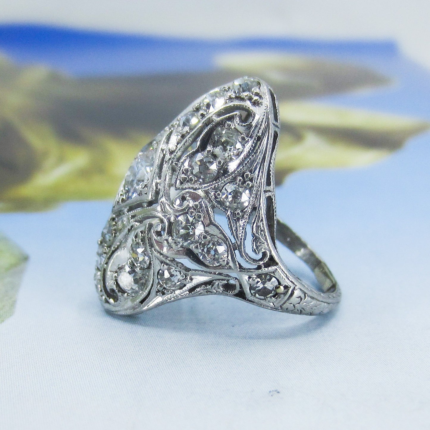 Art Deco Exquisite Diamond Dinner Ring Platinum c. 1920