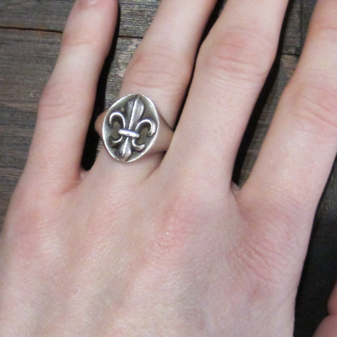 Fleur de store lis signet ring